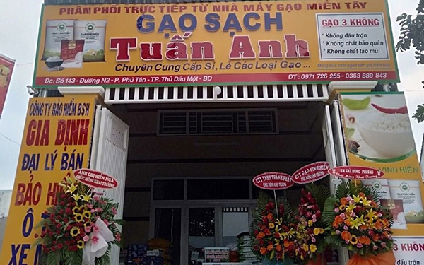 Mẫu biển quảng c&aacute;o b&aacute;n gạo chất liệu Au chữ nổi Mica