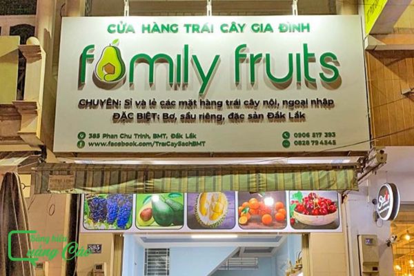 Mẫu bảng hiệu cừa h&agrave;ng tr&aacute;i c&acirc;y gia đ&igrave;nh Family Fruits