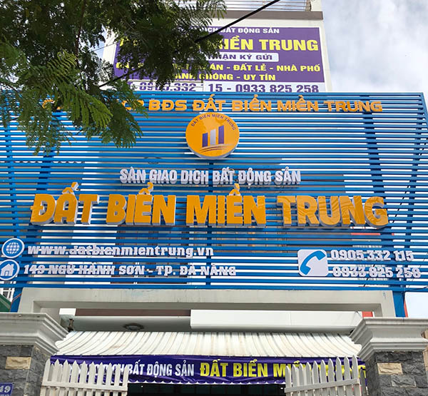 Mẫu bảng hiệu s&agrave;n giao dịch bất động sản Đất Biển Miền Trung