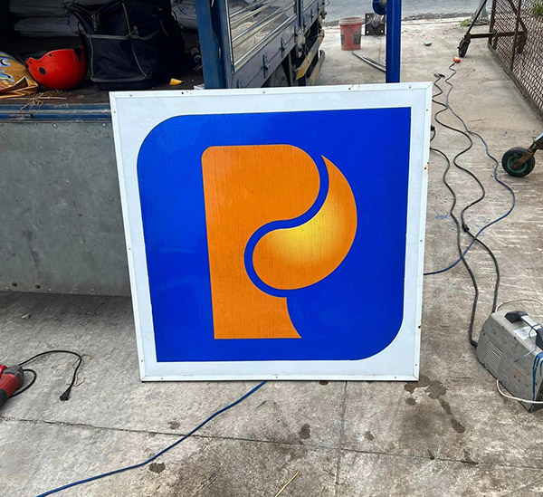 Mẫu biển b&aacute;o c&acirc;y xăng Petrolimex