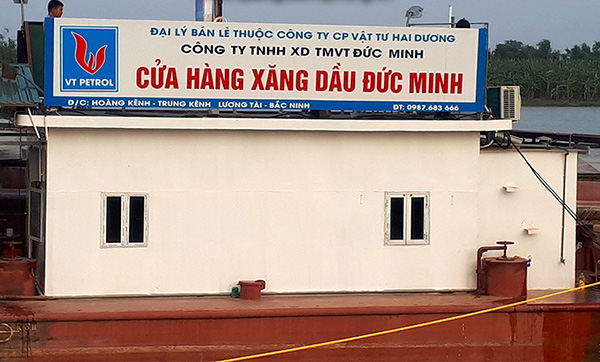 Thi c&ocirc;ng bảng hiệu c&acirc;y xăng Đức Minh