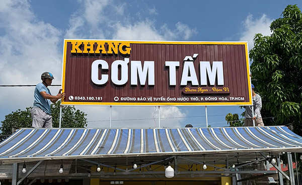 Thi c&ocirc;ng bảng hiệu qu&aacute;n cơm tấm nền t&ocirc;n chữ nổi