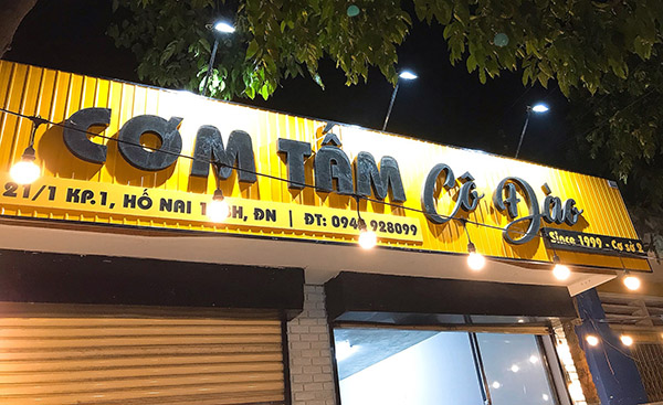 Mẫu biển quảng c&aacute;o qu&aacute;n cơm b&igrave;nh d&acirc;n C&ocirc; Đ&agrave;o