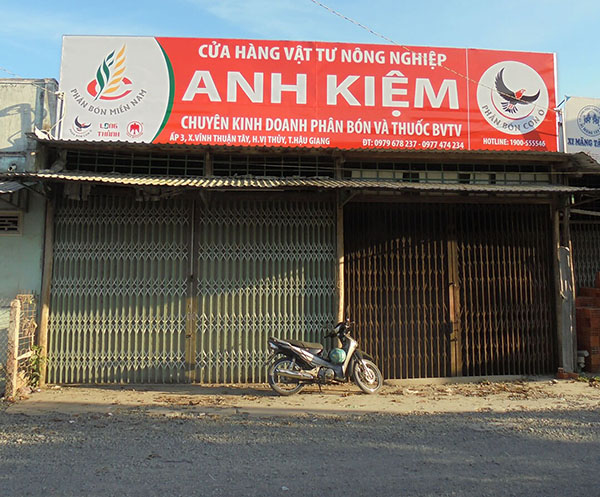 Mẫu biển cửa h&agrave;ng vật tư n&ocirc;ng nghiệp chất liệu T&ocirc;n