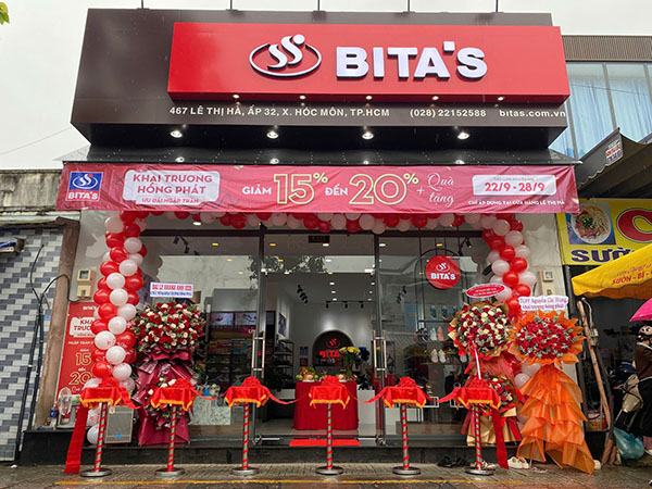 Mẫu bảng hiệu cửa h&agrave;ng gi&agrave;y d&eacute;p Bitas