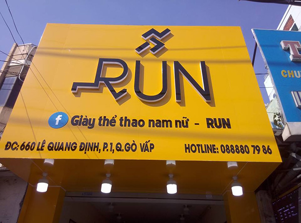 Mẫu bảng hiệu shop gi&agrave;y thể thao đẹp