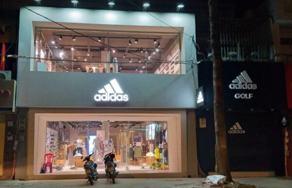 Mẫu bảng hiệu shop gi&agrave;y d&eacute;p Adidas