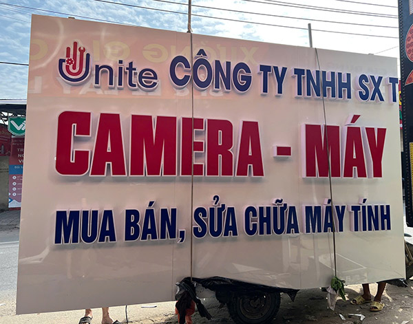 Mẫu bảng hiệu m&aacute;y t&iacute;nh chữ nổi Mica