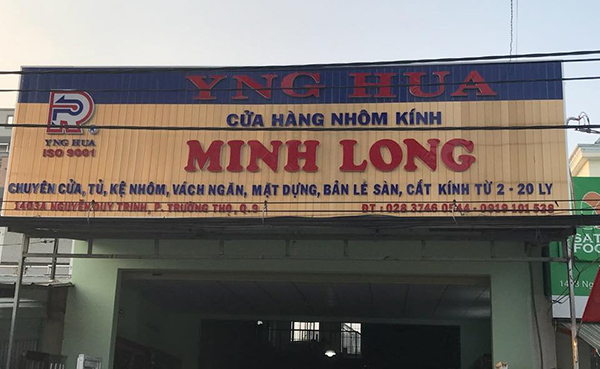 Mẫu bảng hiệu cửa h&agrave;ng nh&ocirc;m k&iacute;nh Minh Long