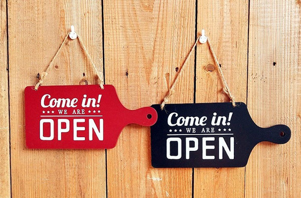 Mẫu bảng treo đ&oacute;ng mở cửa đẹp