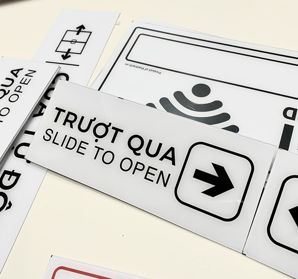 Mẫu bảng hiệu giờ đ&oacute;ng mở cửa chất liệu Mica