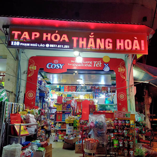 Mẫu bảng hiệu tạp h&oacute;a đ&egrave;n LED trong chữ nổi bật