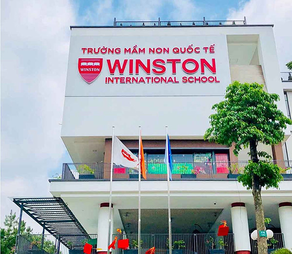 Mẫu bảng hiệu trường mầm non quốc tế chữ nổ Mica Winston