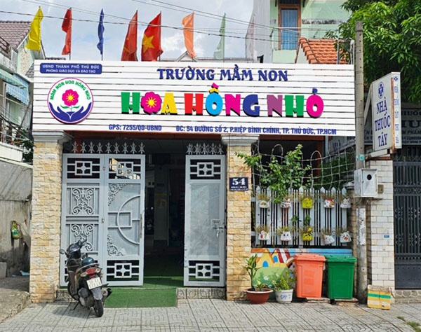 Mẫu biển hiệu trường mầm non Hoa Hồng Nhỏ