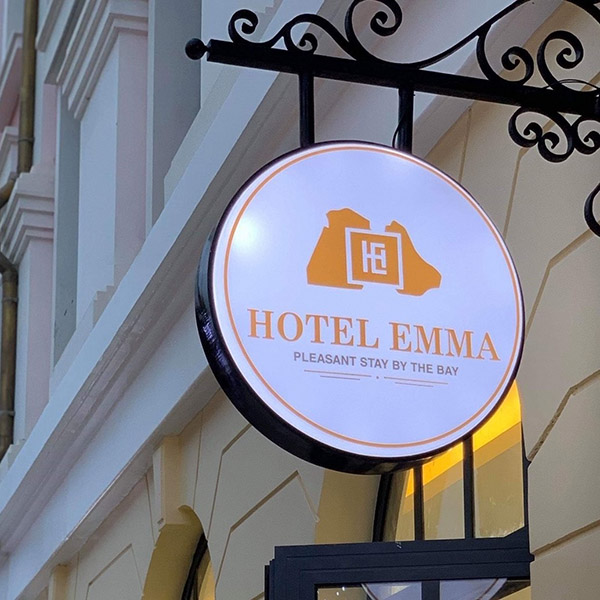 Mẫu biển vẫy nh&agrave; nghỉ chất liệu Mica h&uacute;t nổi