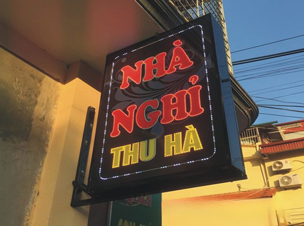 Mẫu biển vẫy nh&agrave; nghỉ chất liệu Alu &acirc;m bảng