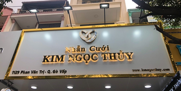 Đặt t&ecirc;n bảng hiệu theo t&ecirc;n c&aacute; nh&acirc;n hoặc biệt danh