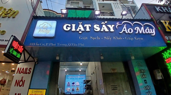 Mẫu biển hiệu giặt l&agrave; &Aacute;o M&acirc;y