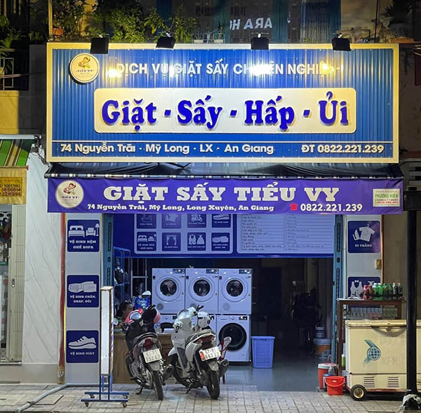Mẫu biển hiệu giặt sấy nền t&ocirc;n gắn chữ nổi