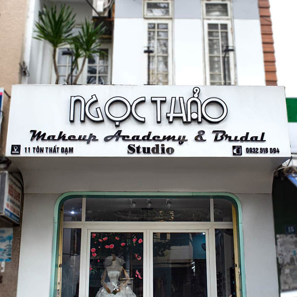 L&agrave;m biển hiệu make mặt dựng Alu sang trọng v&agrave; hiện đại