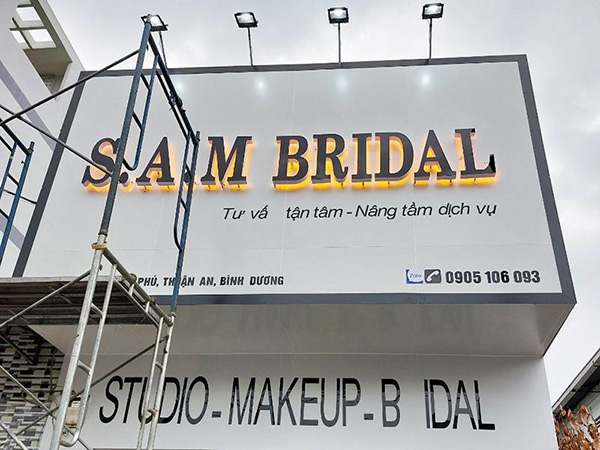 Mẫu bảng hiệu makeup chữ nổi Mica đẹp