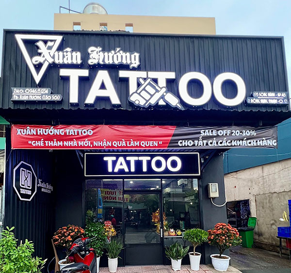 Mẫu bản hiệu tiệm tattoo nền T&ocirc;n chữ nổi Mica