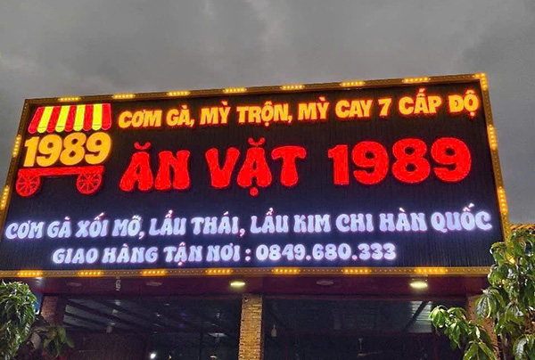 Mẫu bảng hiệu qu&aacute;n ăn vặt 1989 đen LED nổi bật