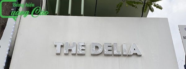 Bảng hiệu tối giản xám và trắng The Delia