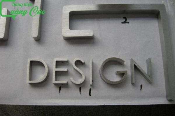 Bảng hiệu tối giản xám và trắng Design