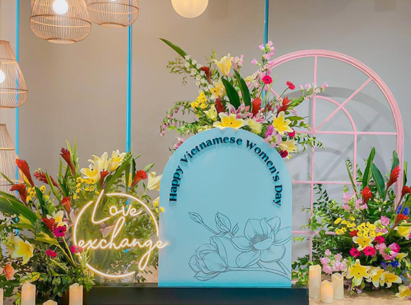 Mẫu backdrop 8 3 trang tr&iacute; với phong c&aacute;ch hiện đại