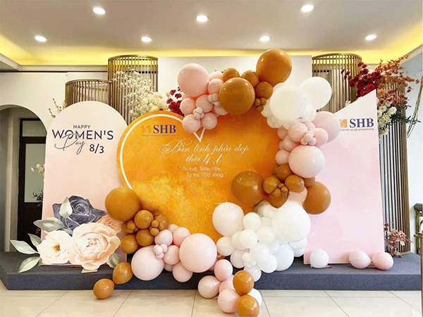 Mẫu backdrop 8 3 trang tr&iacute; kết hợp bong b&oacute;ng
