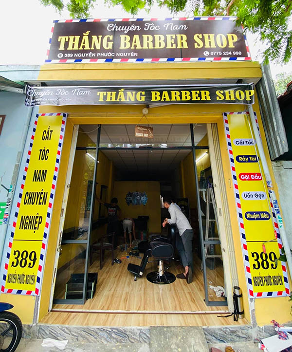 B&agrave;n giao bảng hiệu barber shop tại TPHCM
