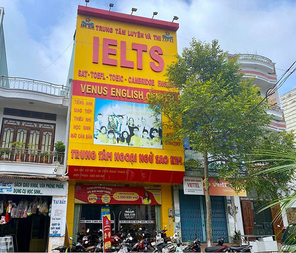 Mẫu bảng hiệu nền v&agrave;ng chữ đỏ cho trung t&acirc;m ngoại ngữ