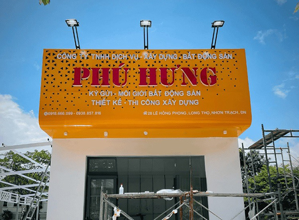 Mẫu bảng hiệu nền v&agrave;ng chữ đỏ c&ocirc;ng ty bất động sản