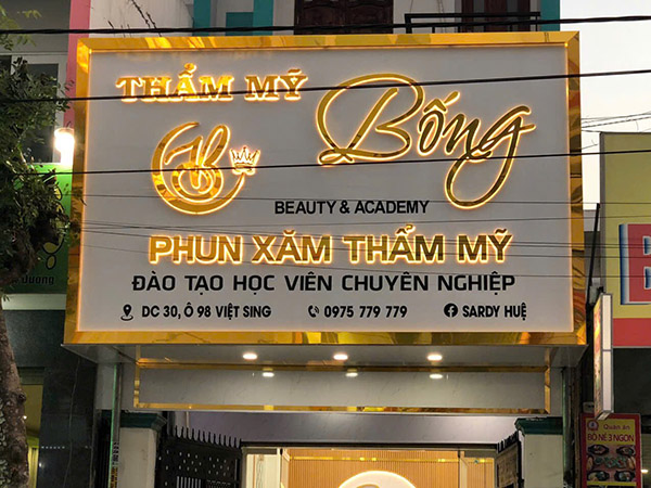 Mẫu bảng hiệu phun xăm chữ nổi Inox s&aacute;ng ch&acirc;n