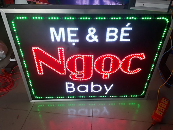 Mẫu biển LED vẫy shop mẹ v&agrave; b&eacute;