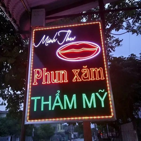 Mẫu bảng hiệu phun xăm đ&egrave;n LED