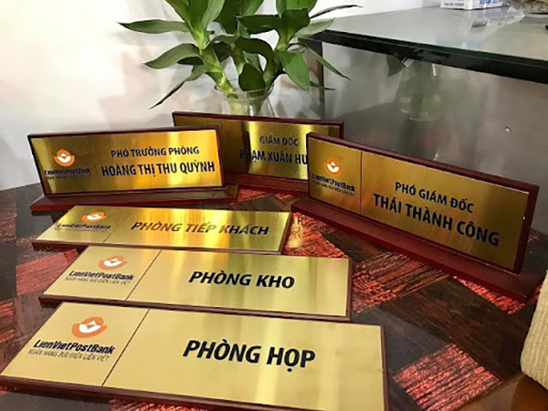 L&agrave;m biển ph&ograve;ng ban, biển chức danh bằng đồng