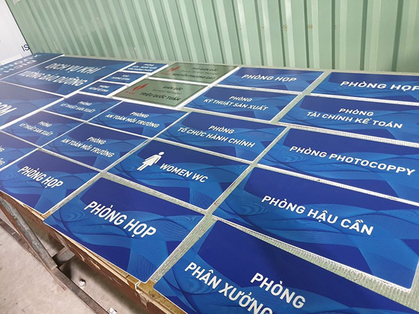 Nhận l&agrave;m biển ph&ograve;ng ban, bảng t&ecirc;n ph&ograve;ng tại TPHCM