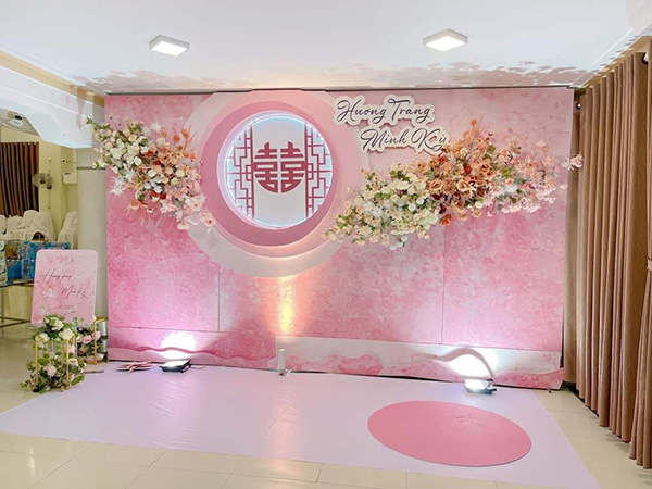 In backdrop gi&aacute; rẻ HCM bằng chất liệu Mica