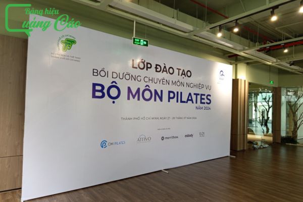 Thi c&ocirc;ng backdrop Hồ Ch&iacute; Minh