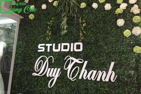 Bảng hiệu cỏ nhân tạo kết hợp hoa giả Studio Duy Thanh
