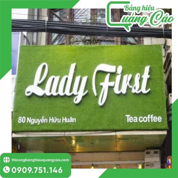 Mẫu Bảng Hiệu Cỏ Nhân  Tạo Đẹp, Nổi Bật Và Độc Đáo