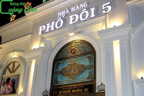 Bảng hiệu nhà hàng tiệc cưới chữ nổi mica Phố Đôi 5