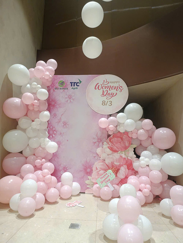 Mẫu ph&ocirc;ng nền 8-3 đẹp tại nh&agrave; h&agrave;ng qu&aacute;n ăn