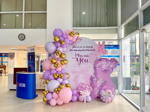 Mẫu backdrop 8/3 đẹp trưng b&agrave;y tại sảnh chờ
