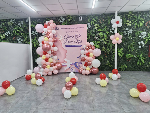 Mẫu backdrop 8/3 trưng b&agrave;y tại c&ocirc;ng ty