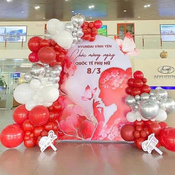 Mẫu backdrop 8/3 đẹp tại trung t&acirc;m thương mại