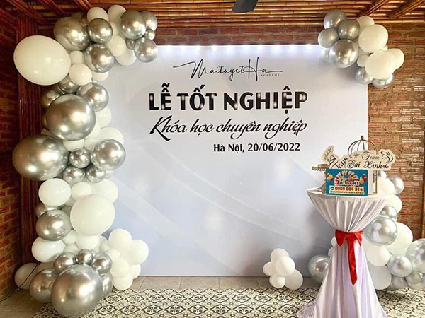 Mẫu backdrop lễ tốt nghiệp kh&oacute;a học chuy&ecirc;n nghiệp