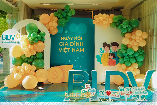 L&agrave;m backdrop ng&agrave;y hội gia đinh Việt Nam trọn g&oacute;i